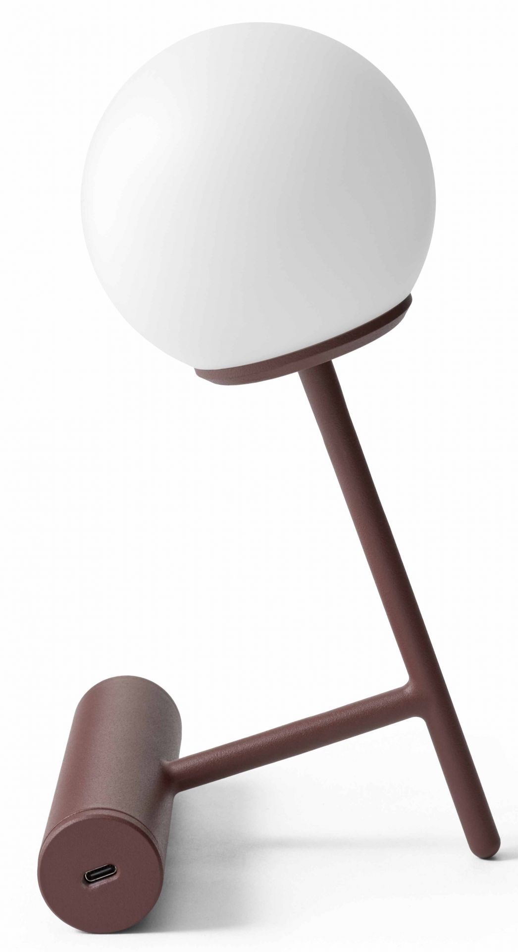 Audo Phare LED Tischleuchte mit rundem, weißem Lampenschirm und braunem Metallfuß.